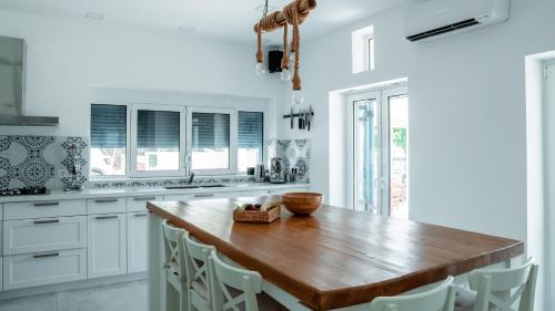 virtuve, Bluevera sandy beachfront villa-Aidipsos bay in Gialtra