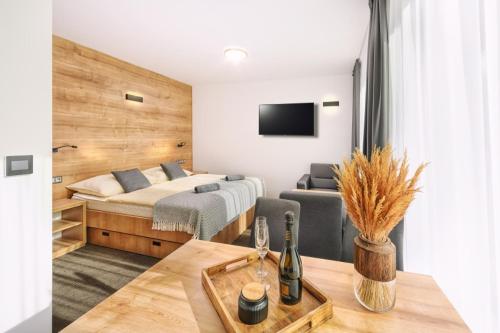 1 queen bed, 1 sofa bed