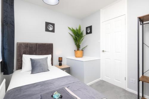 Newhall by Alt-Stay Leeds 3 Bed Home Contractor and Relocation Accommodation with Fully Equipped Kitchen, Laundry, Parking, Garden, Smart TV and Wi Fi - Long Stay Ready with Weekly and Monthly Rates, Leeds (fotografie 3)