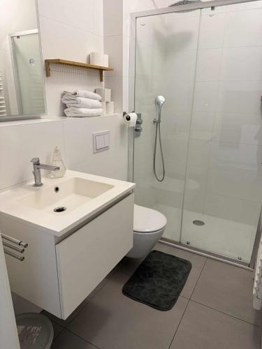 Shower, Cloche d'or studio sleeps 2 in Howald