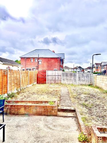 Vibrant 4 Bedroom House With Game Area & Garden in Bitterne Park