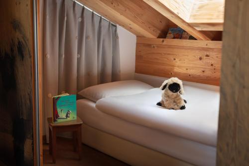 2 twin beds, 1 sofa bed