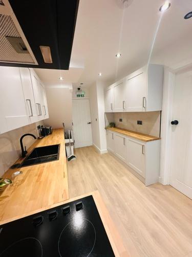R2 - Elegant Private Room with Kitchenette near QE Hospital Harborne, Birmingham (photo 2)