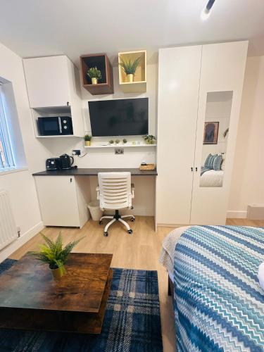 R2 - Elegant Private Room with Kitchenette near QE Hospital Harborne, Birmingham (photo 3)