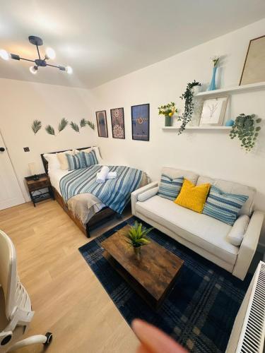 R2 - Elegant Private Room with Kitchenette near QE Hospital Harborne, Birmingham (photo 4)