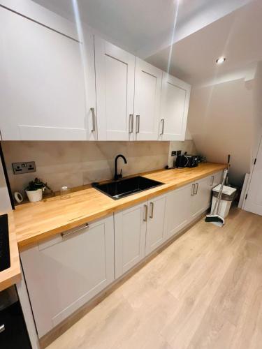 R2 - Elegant Private Room with Kitchenette near QE Hospital Harborne, Birmingham (photo 7)