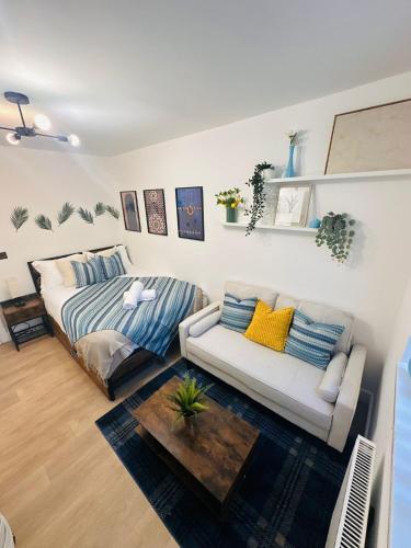 R2 - Elegant Private Room with Kitchenette near QE Hospital Harborne, Birmingham (photo 8)