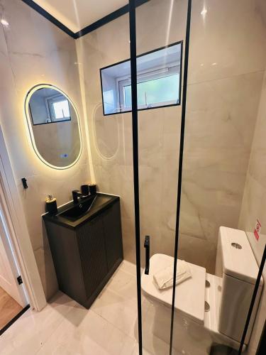 R2 - Elegant Private Room with Kitchenette near QE Hospital Harborne, Birmingham (photo 9)