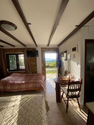 To σαλέ της λίμνης 2 (To σαλε της λιμνης 2) in Kalyvia Fylaktis