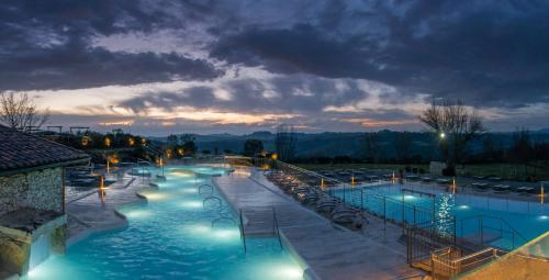 Ванна з термальною мінеральною водою, Antico casale per relax e natura in Мурло