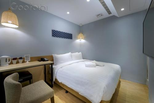 Standard Double Room without Window image 3