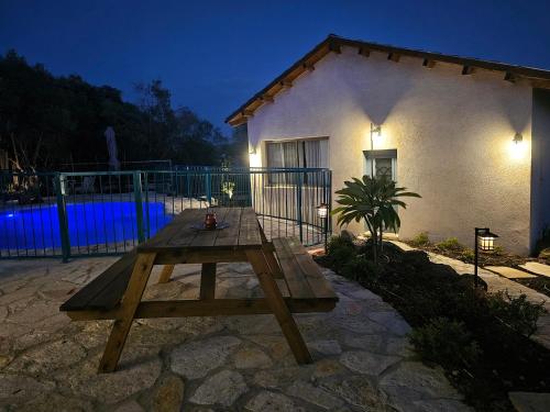 מתחם "חוויה של שקט"- עם בריכה משותפת קרוב לכנרת in Livnim