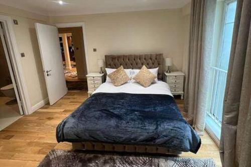 3-Bed Central Apartment - Sleeps 8 & Free Parking - main image