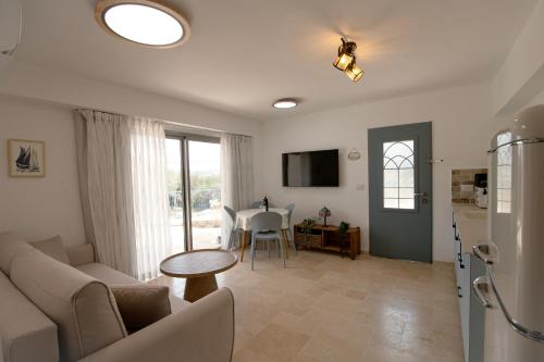 מתחם "חוויה של שקט"- עם בריכה משותפת קרוב לכנרת in Livnim