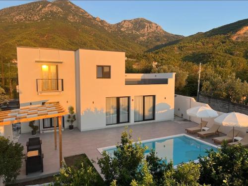 Poolside Bliss - Escape & Relax, Kallmeti i Madh (foto 2)
