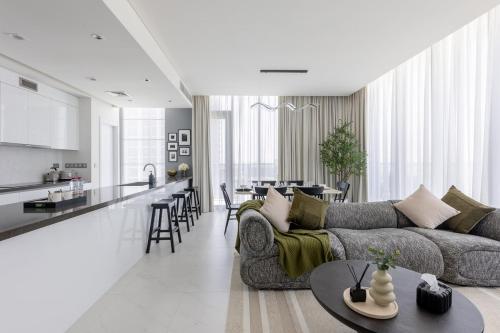 Designer 3BR Lagoon Views Gym District One, Dubaj