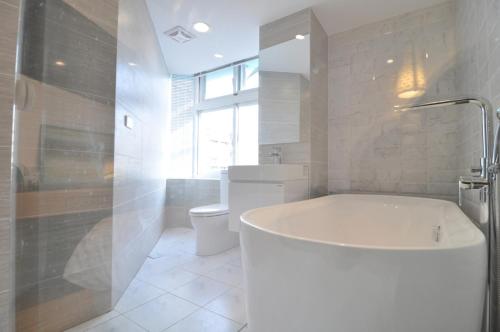 Deluxe Queen Room with Bathtub image 6