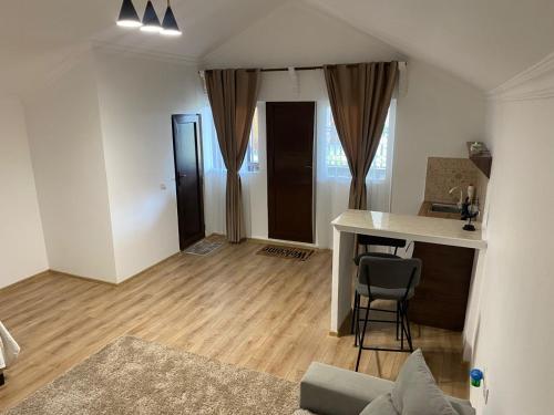 Home, Poti (fotografie 8)