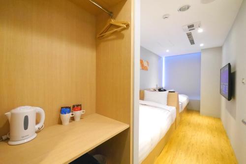 Standard Twin Room with Views image 5