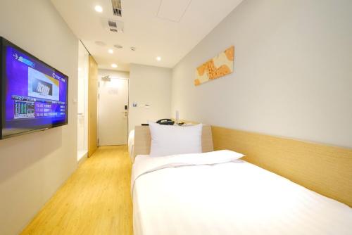 Standard Twin Room with Views room in Shin Sei Bashi Hotel