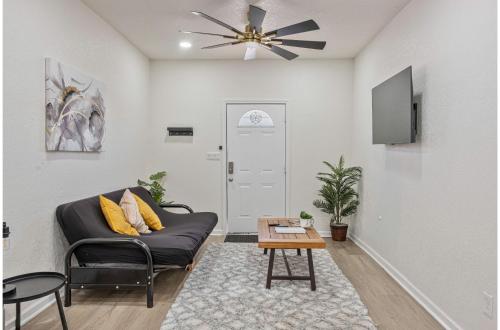 Glorius Amazing 2BR1BA Stay Near Lively Downtown