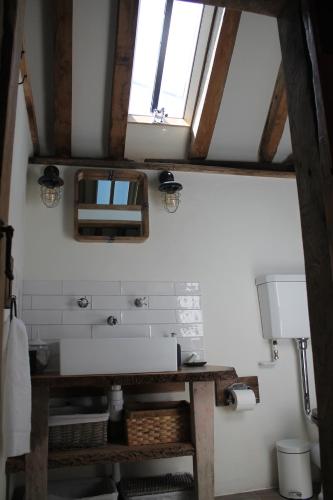 浴室, The Dovecote - unique self-contained 1bed renovated barn in 奧德利