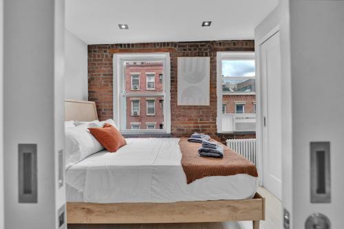 SoHo Designer 2BR with balcony, New York (photo 9)