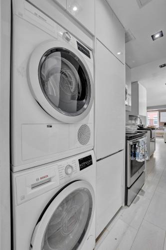 SoHo Designer 2BR with balcony, New York (photo 10)
