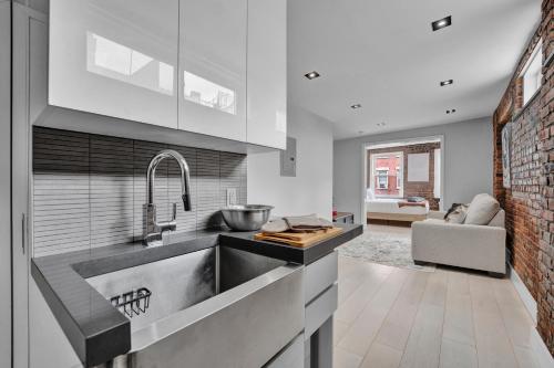 SoHo Designer 2BR with balcony, New York (photo 8)