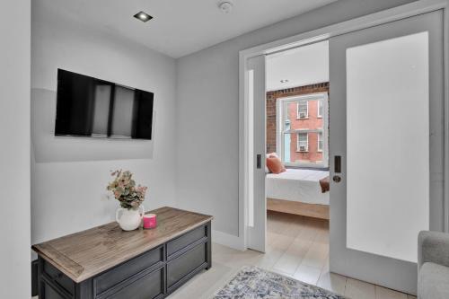 SoHo Designer 2BR with balcony - image 2