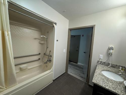 Sleep Inn & Suites Edgewood Near Aberdeen Proving Grounds - image 2