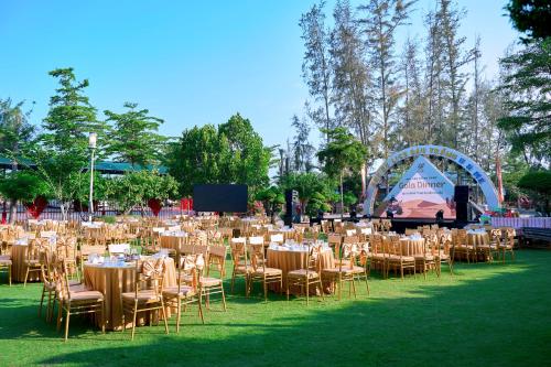 Restaurant, Bau Trang U&Me Glamping Resort in Hoa Thang