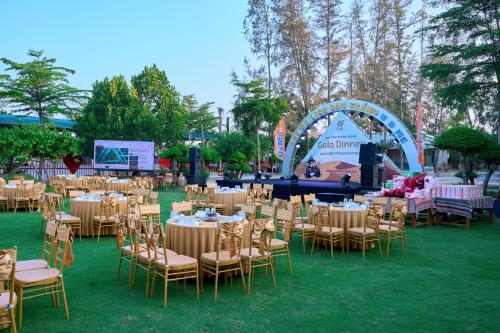 Restaurant, Bau Trang U&Me Glamping Resort in Hoa Thang