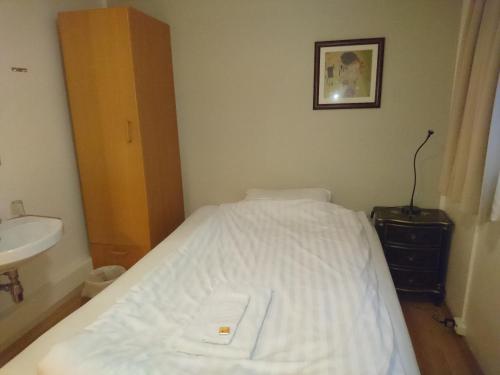 Single Room with Shared Bathroom image 6