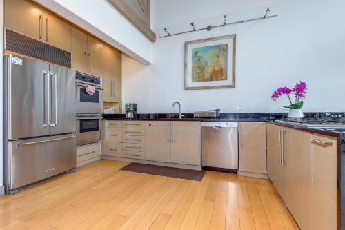 Pinnacle Ridge 05 - Ski In Ski Out, Private Hot Tub, Gas Fireplace in Whistler, Canada