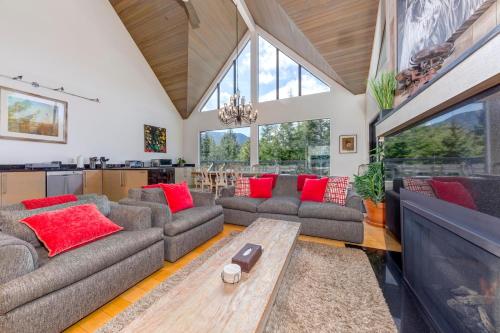 Pinnacle Ridge 05 - Ski In Ski Out, Private Hot Tub, Gas Fireplace in Whistler, Canada