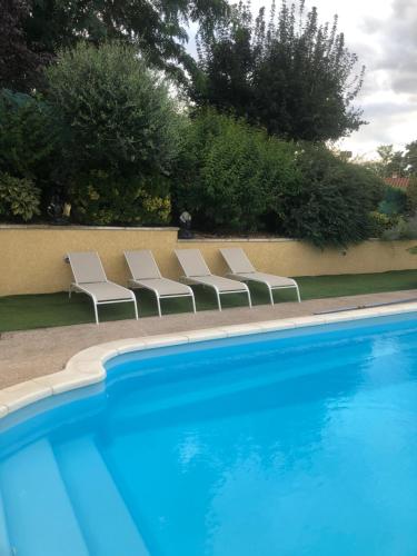 Très jolie chambre avec piscine (Tres jolie chambre avec piscine) in Montmerle Sur Saone mazpilsēta