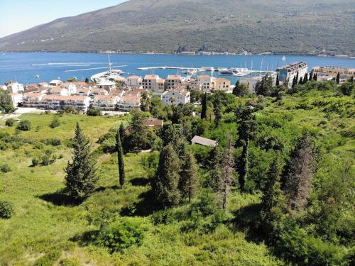 المنطقة المحيطة, Sunny Holiday House with Sea View & Private Garden in Denovici