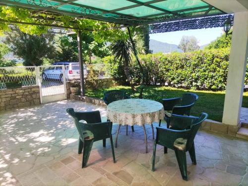 المرافق, Sunny Holiday House with Sea View & Private Garden in Denovici