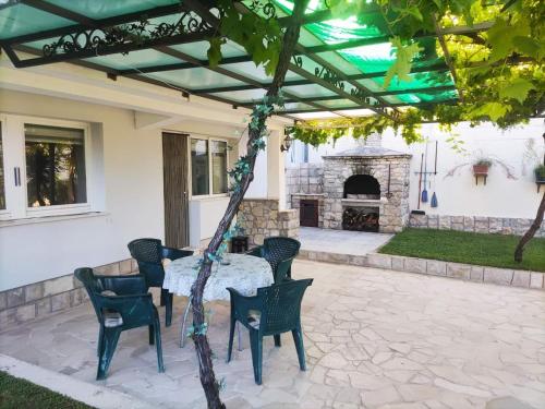المرافق, Sunny Holiday House with Sea View & Private Garden in Denovici