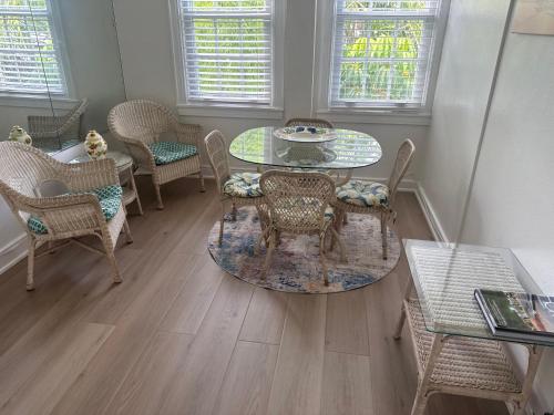 TROPICAL Palm Beach -Free Valet 2 BEDROOMS 2 BATHROOMS -OUTDOOR POOL -GARDEN- 2 BLOCKS FROM BEACH in Palm Beach, USA