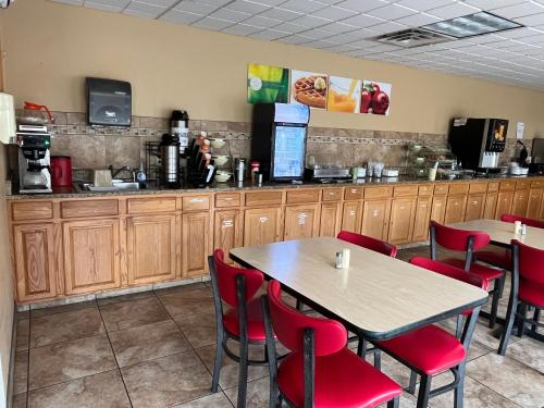 Quality Inn West - image 6