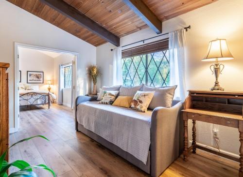 River View Retreat Sleeps 16/ hot tub/basketball court in Oakhurst