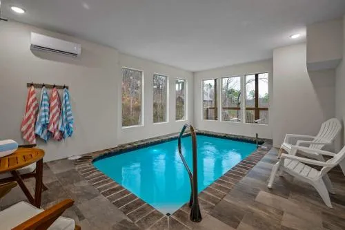 Relaxing cabin retreat-pool, hot tub and game room photo 2
