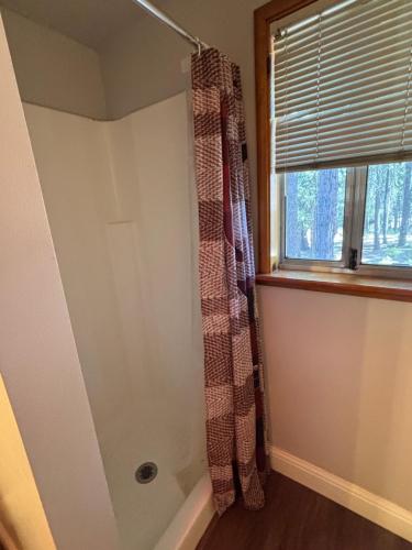 Summer Escape Chalet with Pool Access in BLS, Arnold (foto 6)