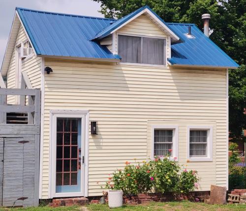 Near East Side Cozy Carriage House