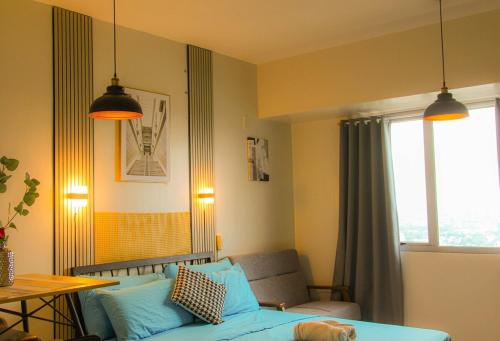 Casa - Central Charm Studio with Skyline Views Near Ayala Mall