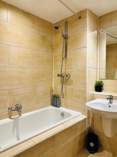 2 Bedroom City Centre Apartment Free Secure Parking, Liverpool (photo 4)