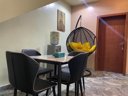 Luxury 4 BR Apt w Parking, Hot tub, Magodo Estate in Olowora