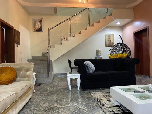 Luxury 4 BR Apt w Parking, Hot tub, Magodo Estate in Olowora